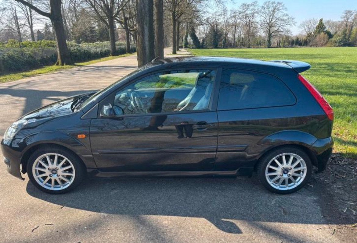 Ford Fiësta 1.6 16V 3DR 2006 Zwart, Voorwielaandrijving, 1596 cc, 15 km/l, 40 €/maand