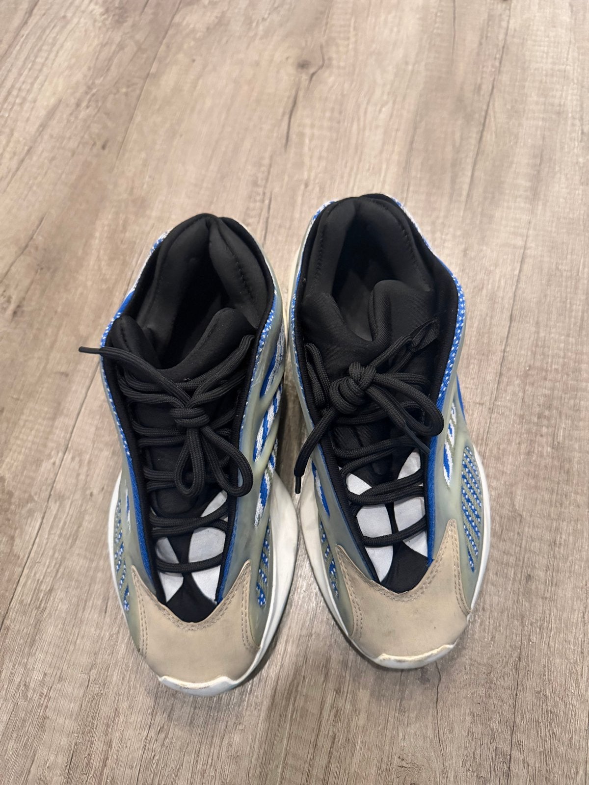 Adidas Yeezy 700 V3 Kyanite - Maat 39,5, Kleding | Heren, Wit, Ophalen of Verzenden, Sneakers of Gympen, Gedragen