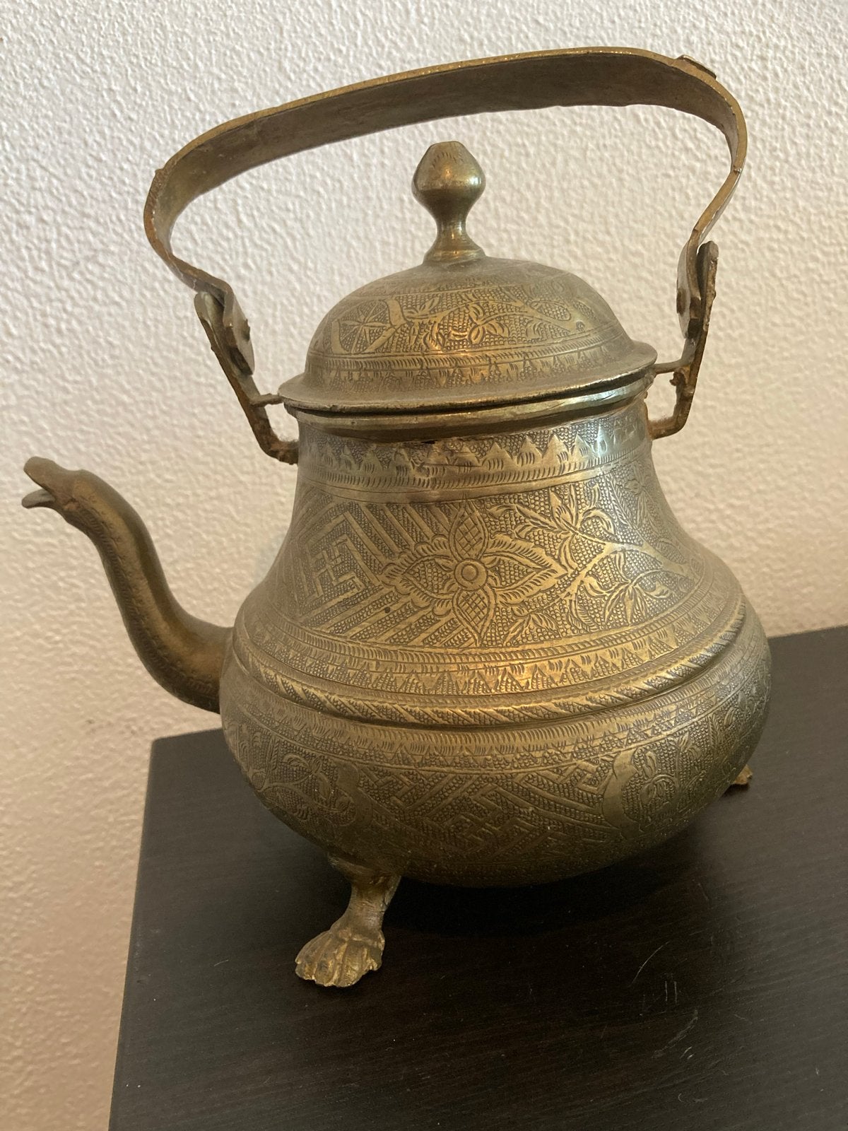 Perzische gedetailleerd gegraveerde ewer, messing 3 pootjes, Antiek en Kunst, Ophalen of Verzenden, Koper