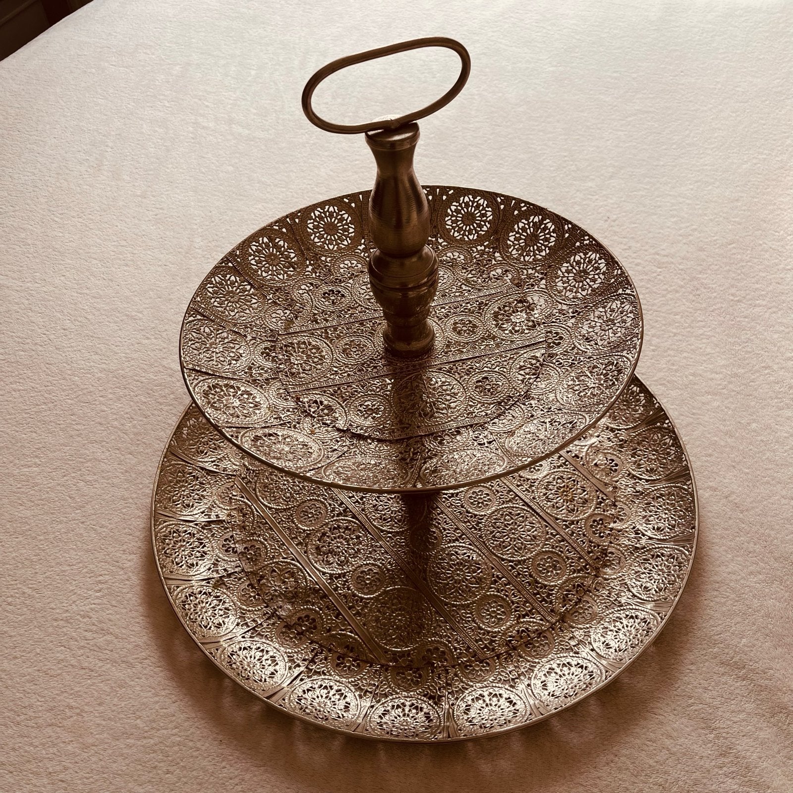 Grote gouden etagère met 2 lagen, Huis en Inrichting, Woonaccessoires | Etagères, Ophalen of Verzenden, Zo goed als nieuw, Etagère