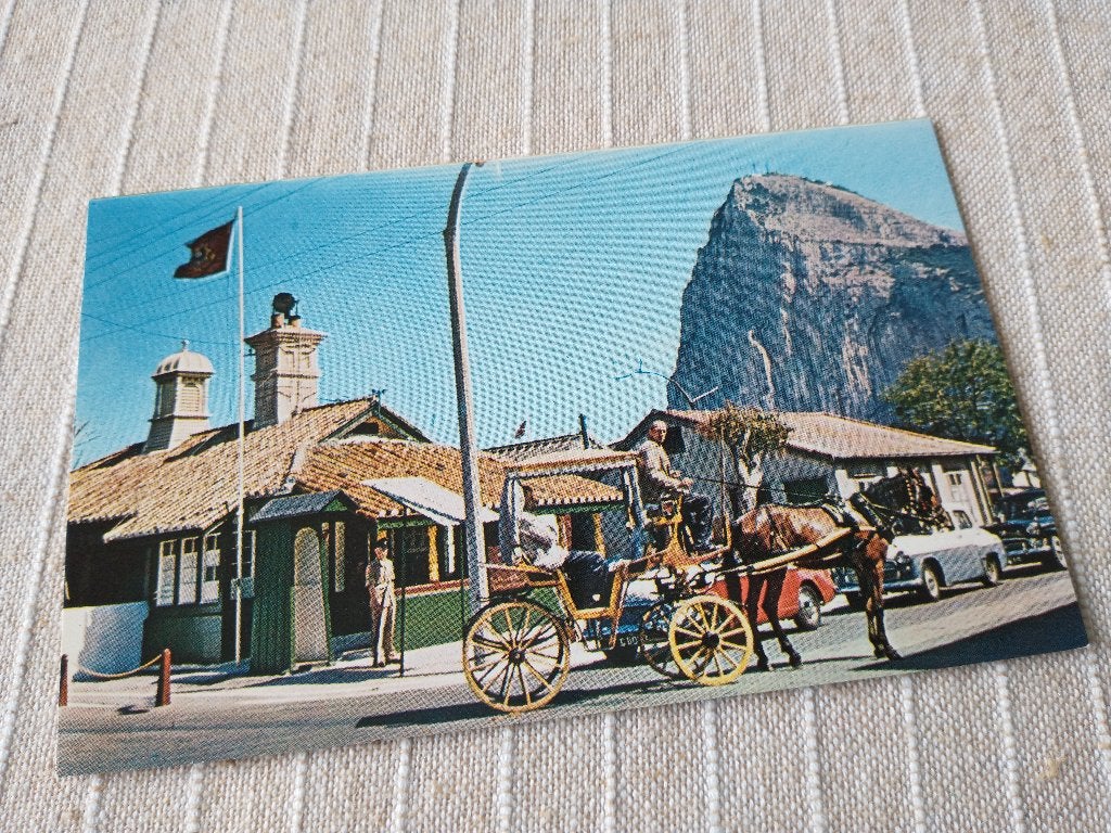 P31983 Gibraltar - A Hackney carriage near British frontier, Ophalen of Verzenden, 1960 tot 1980, Ongelopen, Overig Europa