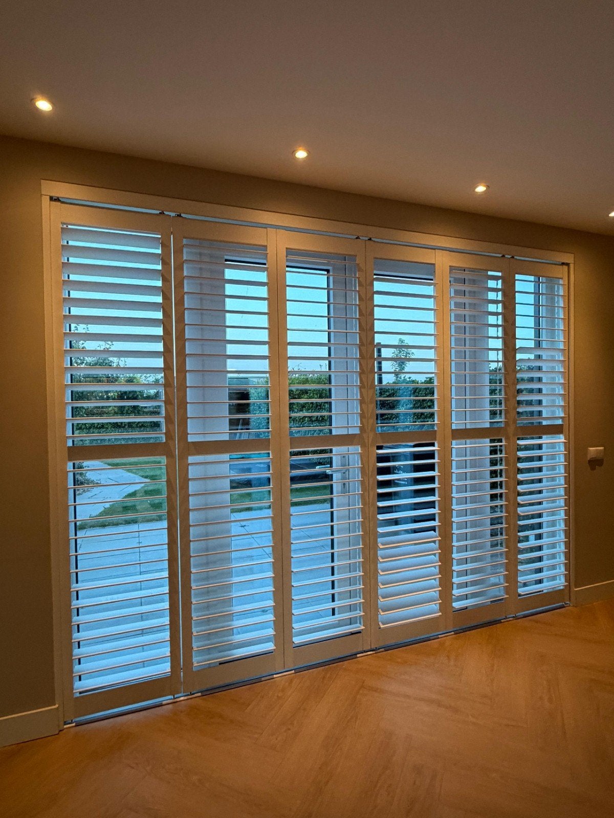 Luxe shutters op railsysteem - 6x52 lamellen, 230 cm hoog, Ophalen