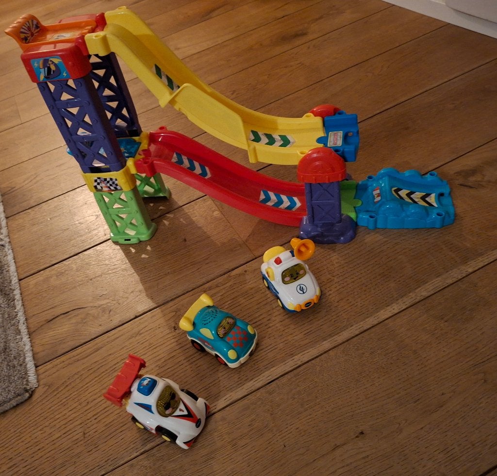 Vtech toet toet stuntbaan en 3 toet toet auto's, Kinderen en Baby's, Ophalen of Verzenden, Zo goed als nieuw, 2 tot 4 jaar
