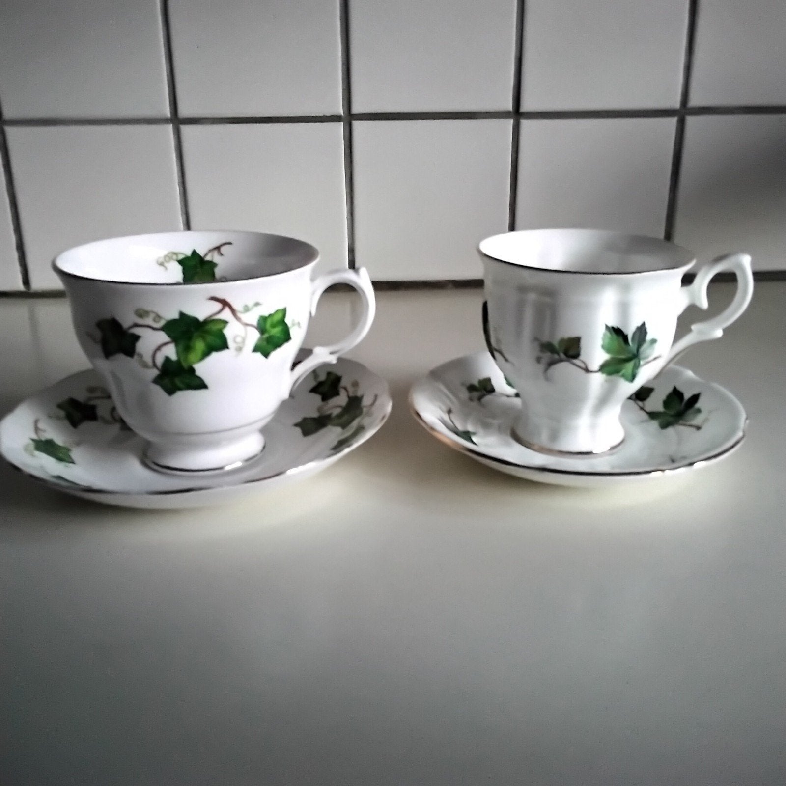 2 prachtige Engelse ivy kop en schotels, Ophalen of Verzenden, Zo goed als nieuw, Overige stijlen, Kop(pen) en/of Schotel(s)