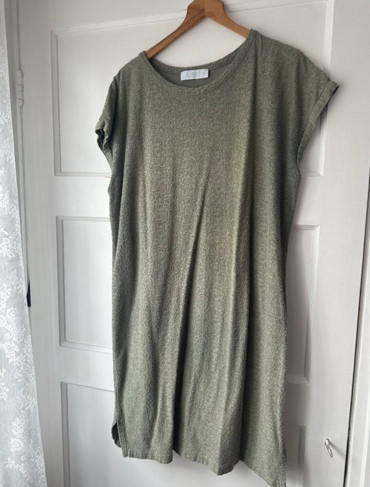 Mooie zomerse taupe badstof jurk By Bar maat L 40 42, Ophalen of Verzenden, Zo goed als nieuw, Onder de knie