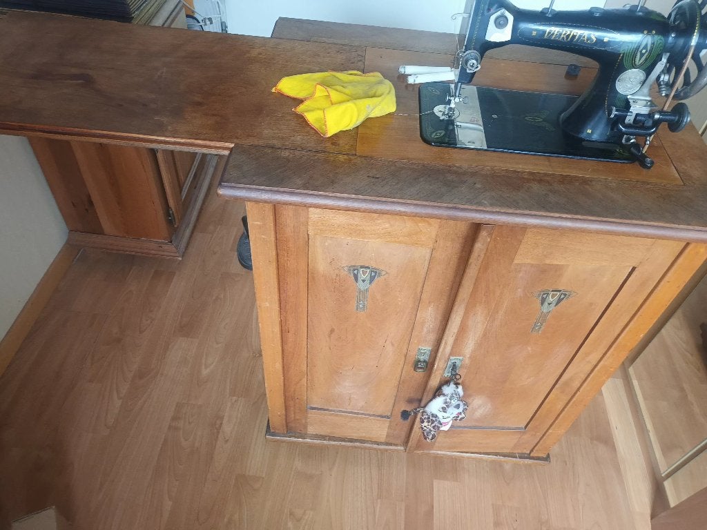 antieke naaimachine in kastje, Ophalen