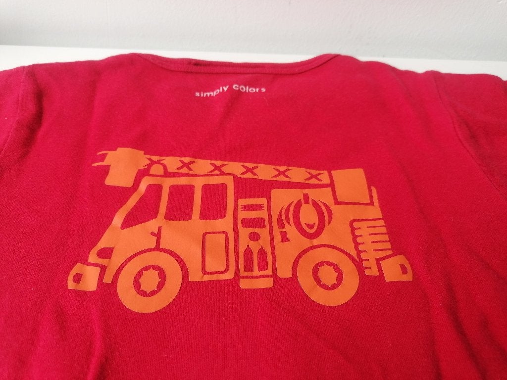 Simply Colors T-shirt 'Brandweer' – Rood – Maat 98/104, Kinderen en Baby's, Gebruikt, Jongen of Meisje, Ophalen of Verzenden, Shirt of Longsleeve