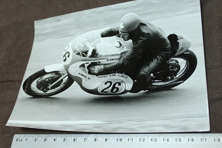 Foto coureur Guyla Marsorszky op Kawasaki racer, Ophalen of Verzenden, Gelezen
