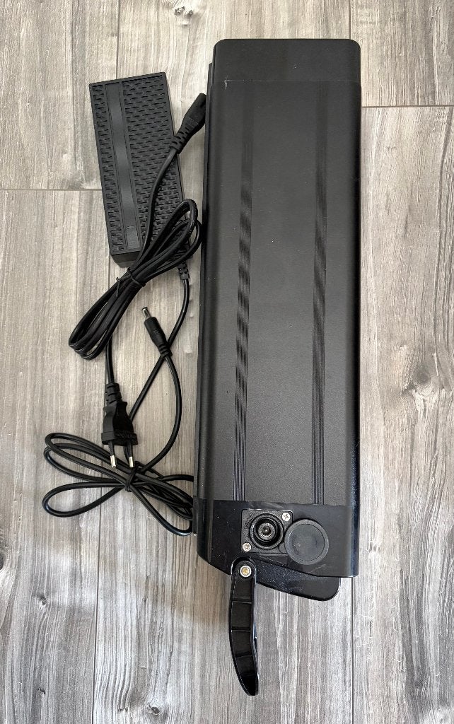 Battery + charger for e-bike.