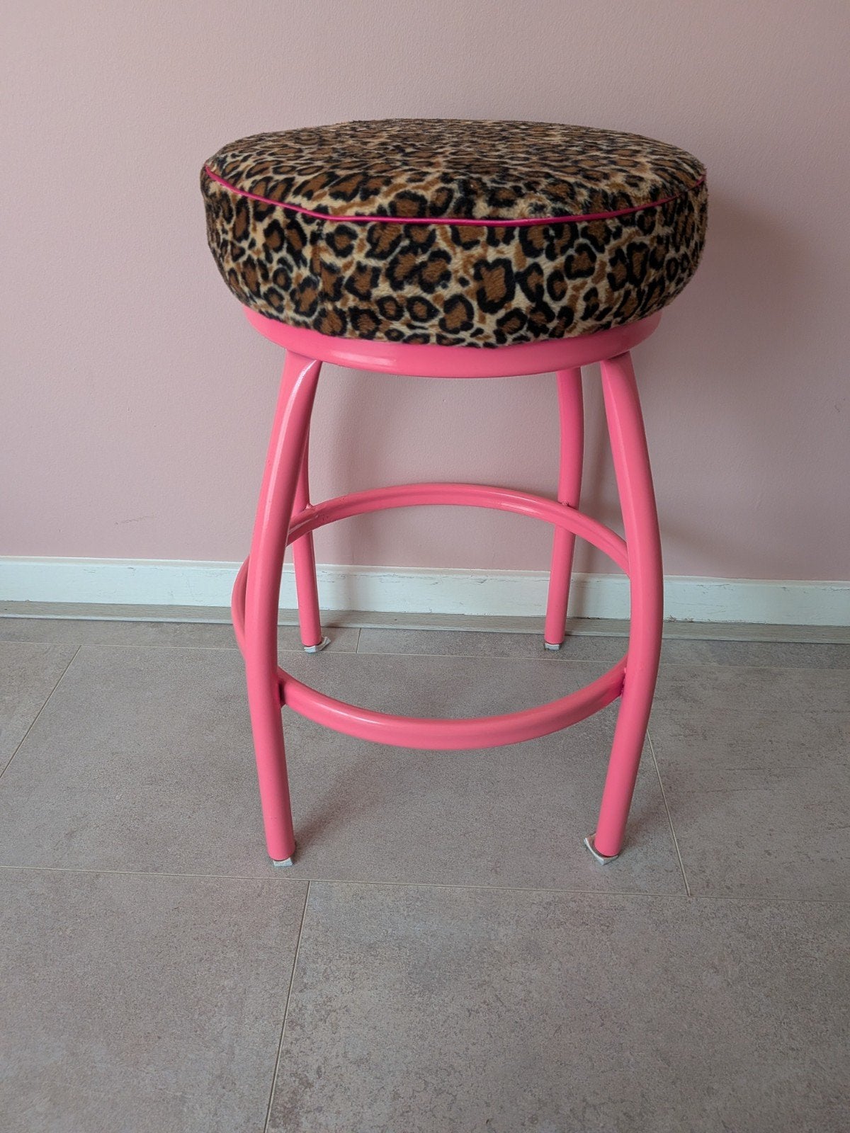 Roze kruk met luipaardprint zitting, Huis en Inrichting, Krukjes, Ophalen, Nieuw