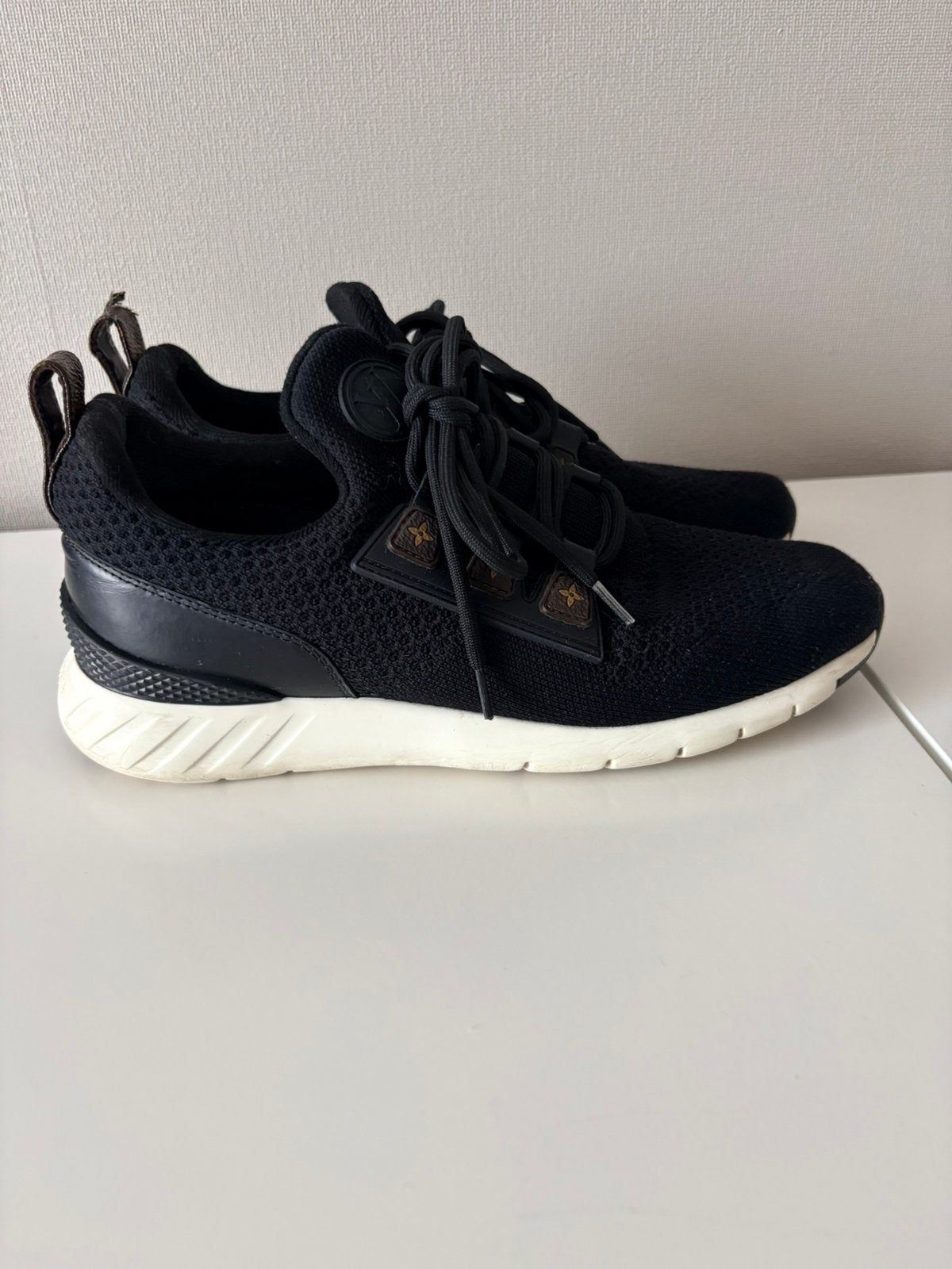 Sneakers louis vuitton, Kleding | Heren, Ophalen, Gedragen, Sneakers of Gympen