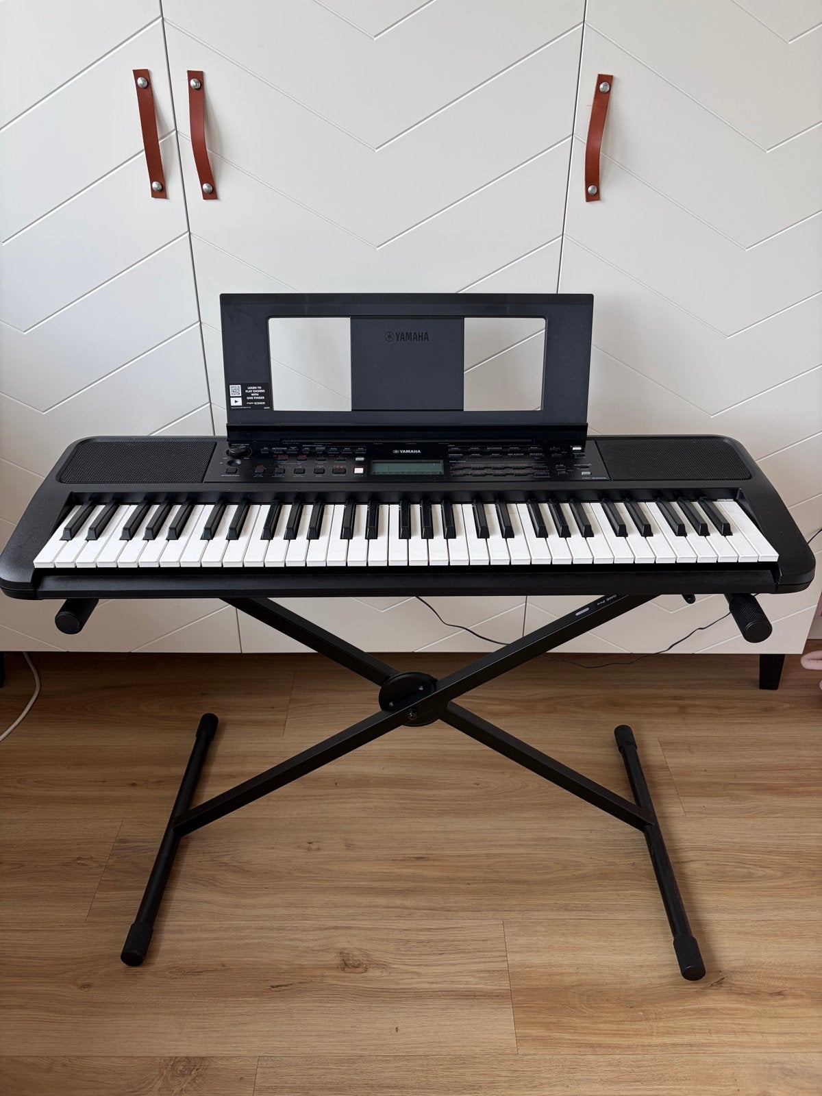 Yamaha PSR-E383 Keyboard met standaard, Muziek en Instrumenten, Ophalen, 61 toetsen, Yamaha, Zo goed als nieuw