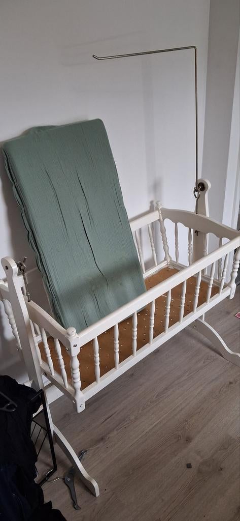Witte schommelwieg met matras en klamboehouder, Ophalen, Gebruikt, Wieg