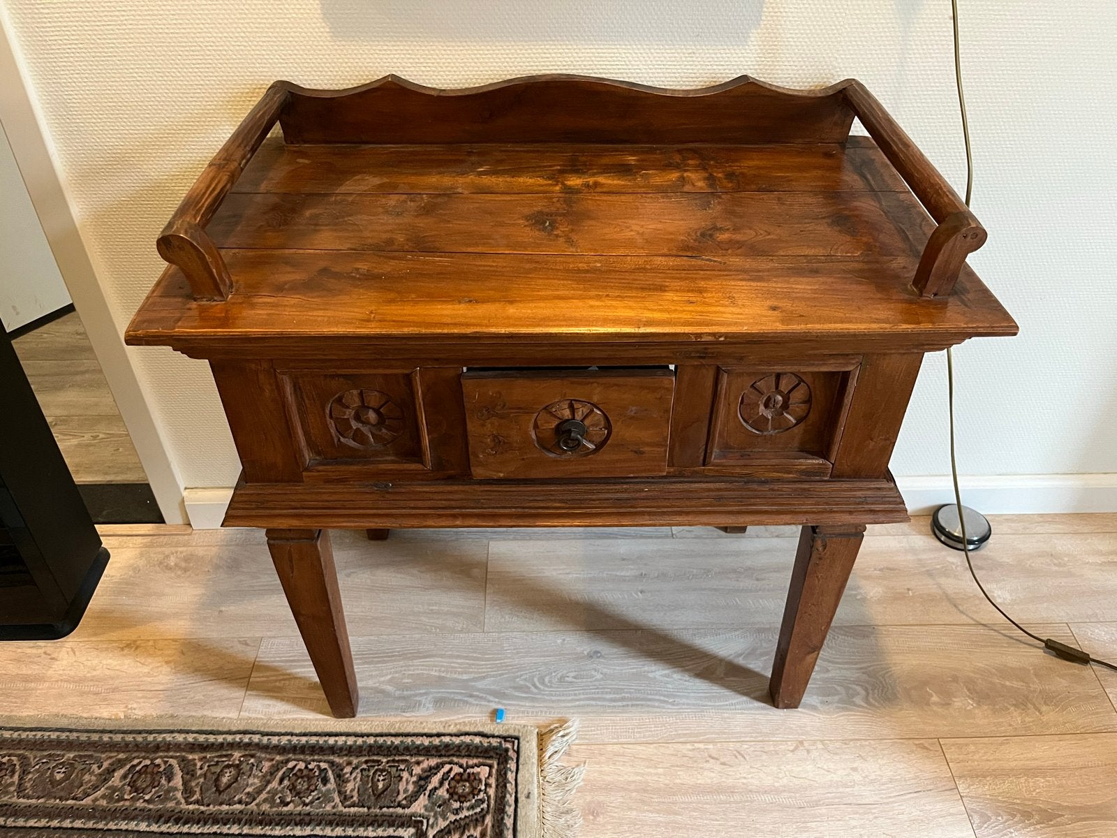 Antiek houten bijzettafel met lade en opstaande rand, Ophalen