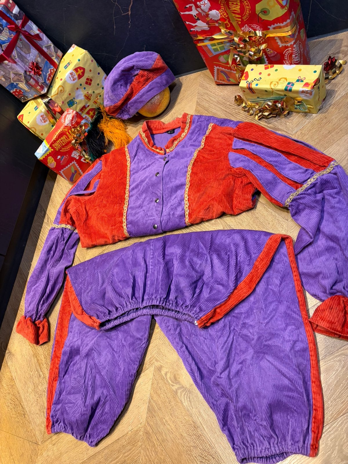 Pietenpak maat l rood paars ribstof handwerk set sintetklaas, Diversen, Sinterklaas, Ophalen of Verzenden, Zo goed als nieuw