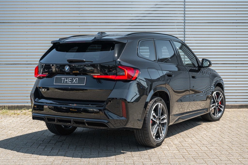 BMW iX1 eDrive20 M Sport / Trekhaak / Panoramadak / Sportsto, Auto's, BMW, Zwart, Zwart, Nieuw, SUV of Terreinwagen