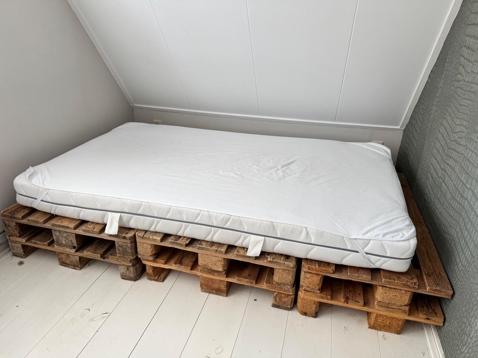 Gratis af te halen pallet bed, Ophalen, Eenpersoons, Zo goed als nieuw, 120 cm