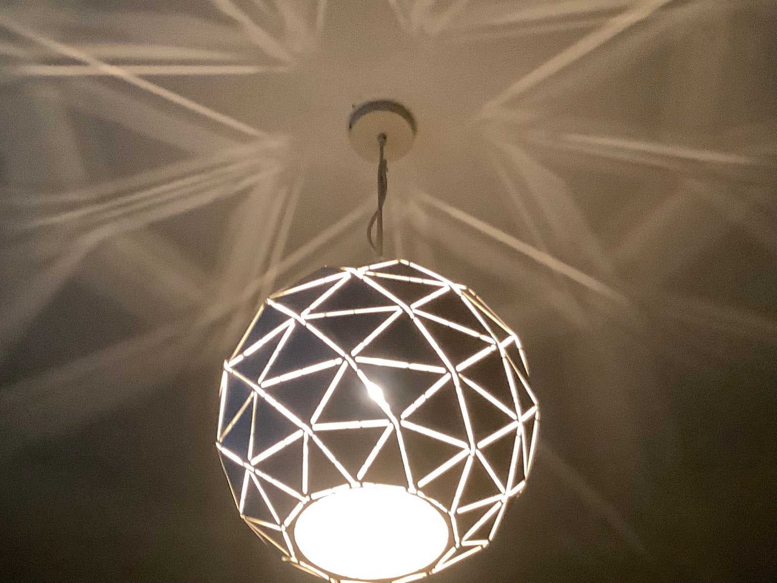 Wit metalen lamp hanglamp met geometrische patronen, Ophalen of Verzenden, Gebruikt