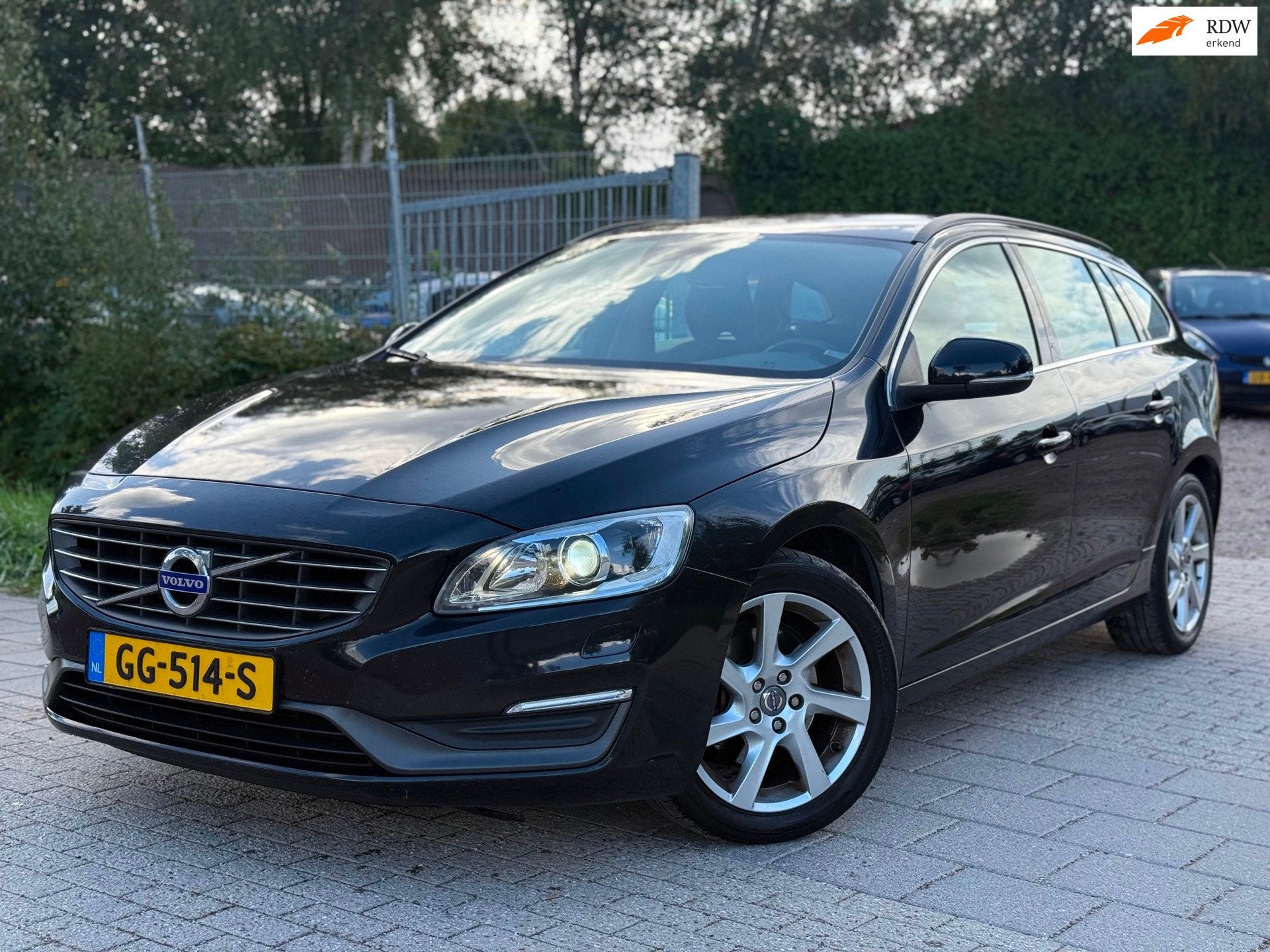 Volvo V60 2.0 D4 Summum AIRCO CRUISE NAVI PDC TREKHAAK, Auto's, Voorwielaandrijving, Dealer onderhouden, Euro 6, 4 cilinders
