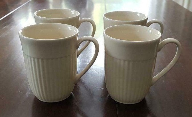 Wedgwood EDME  Grote hoge mokken/bekers 10½ cm hoog, Huis en Inrichting, Keuken | Servies, Zo goed als nieuw, Mok, Ophalen of Verzenden