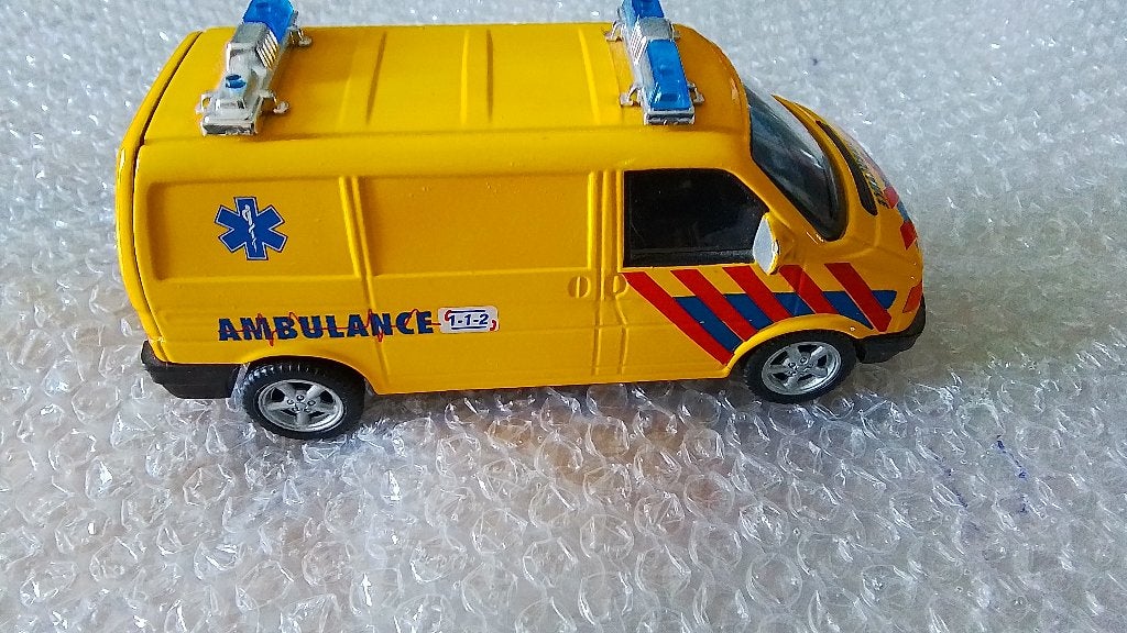 Vw busje ambulance uitvoering 1/43 (metaal), Ophalen of Verzenden, Gebruikt, Auto, Overige merken
