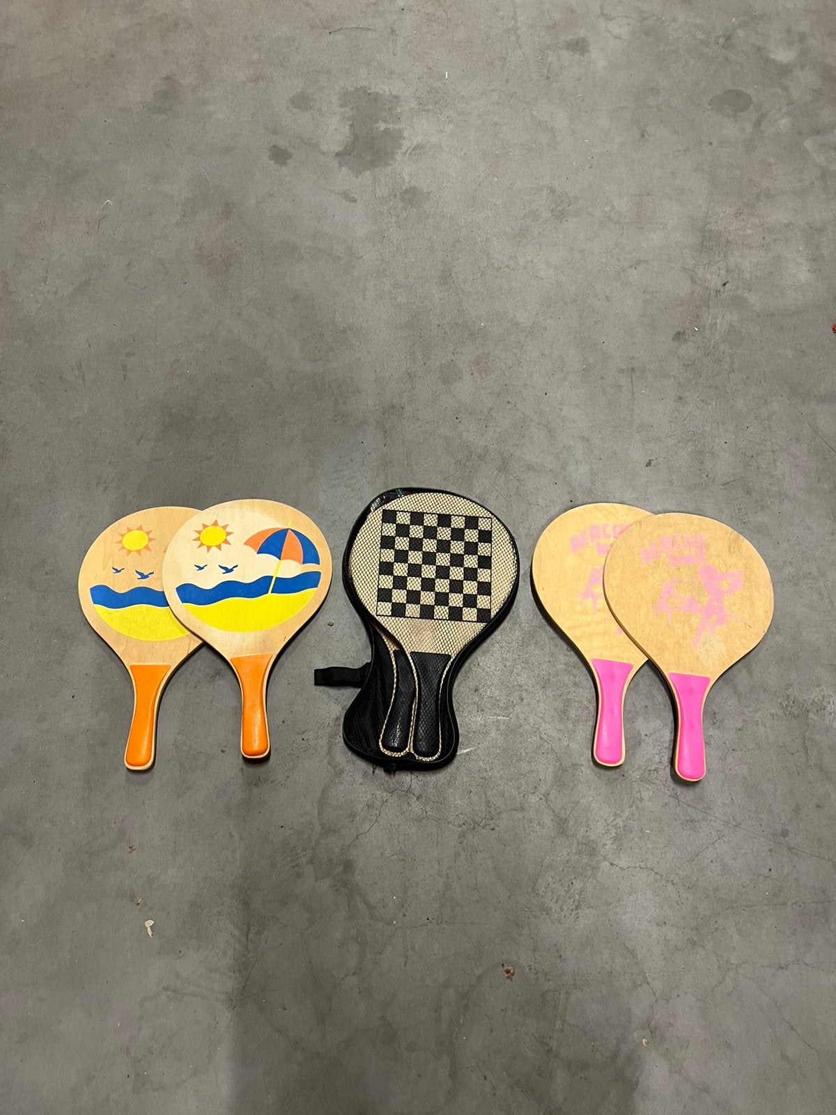 Gratis ophalen strand ping pong batjes, Sport en Fitness, Tafeltennis, Ophalen of Verzenden, Zo goed als nieuw, Net, Batje(s) of Balletje(s)