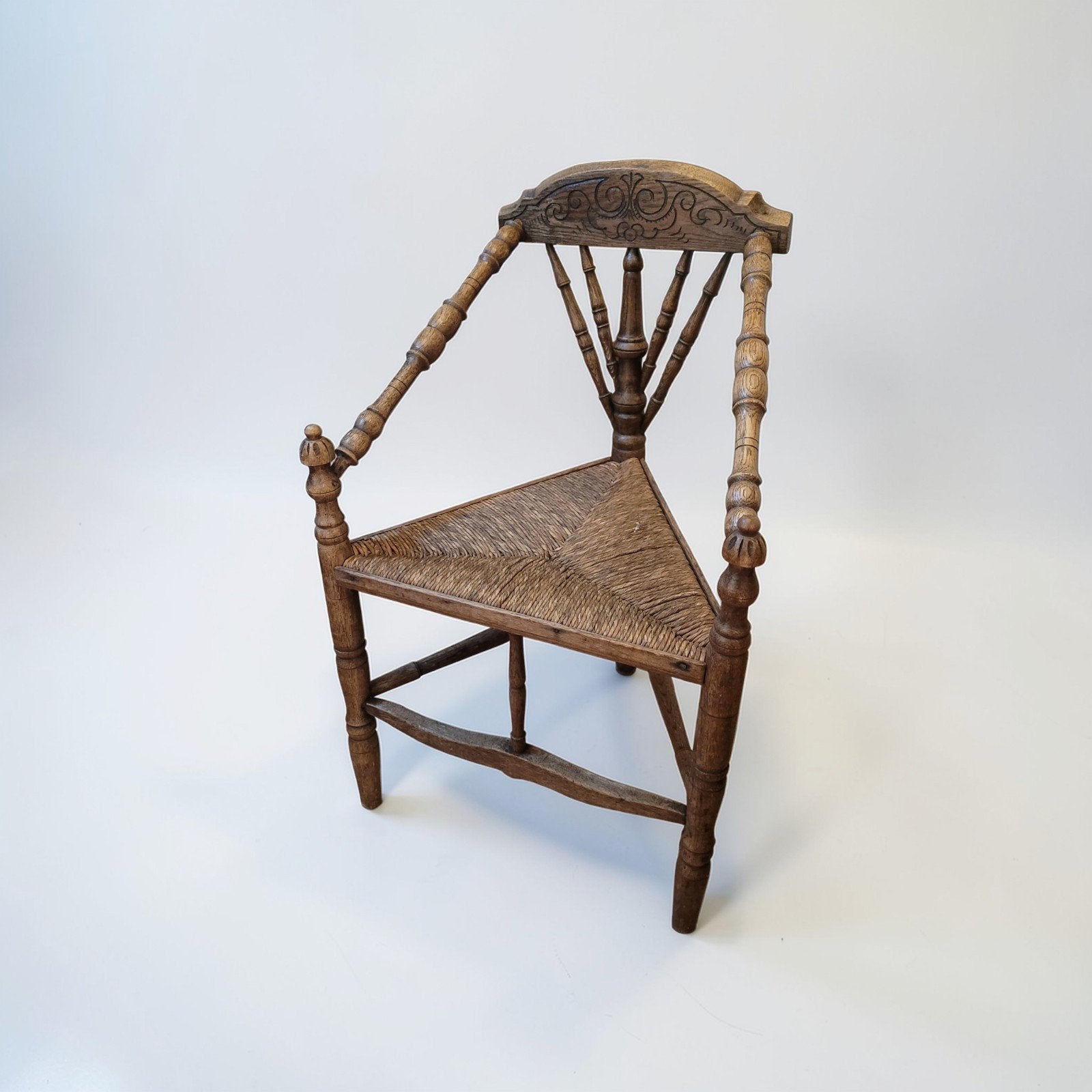 Antieke Engelse hoekstoel met rieten zitting, Gebruikt, 60 tot 90 cm, Ophalen of Verzenden, 1 kruk