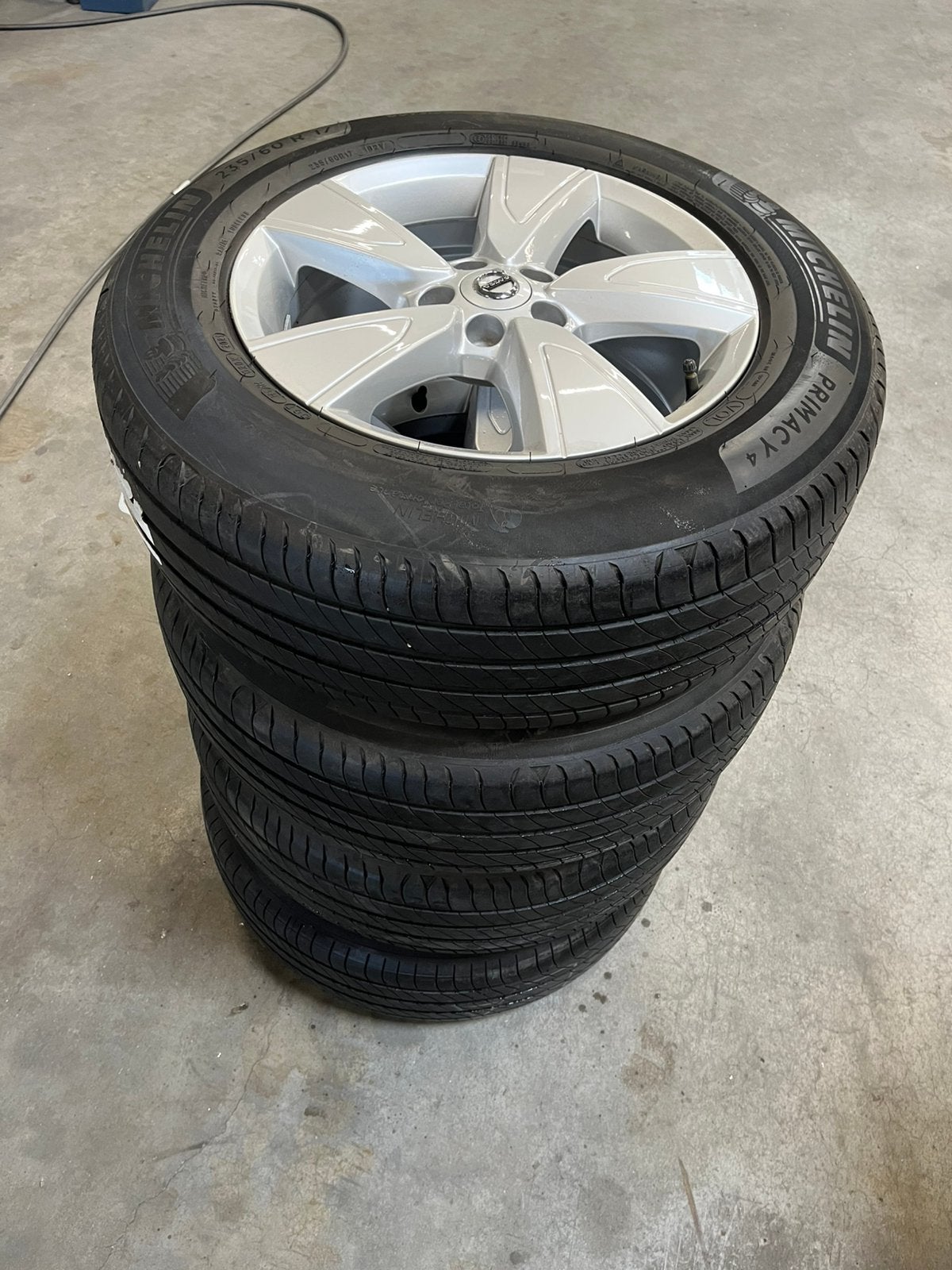 Volvo 17” zomer banden op velg, Ophalen, Gebruikt