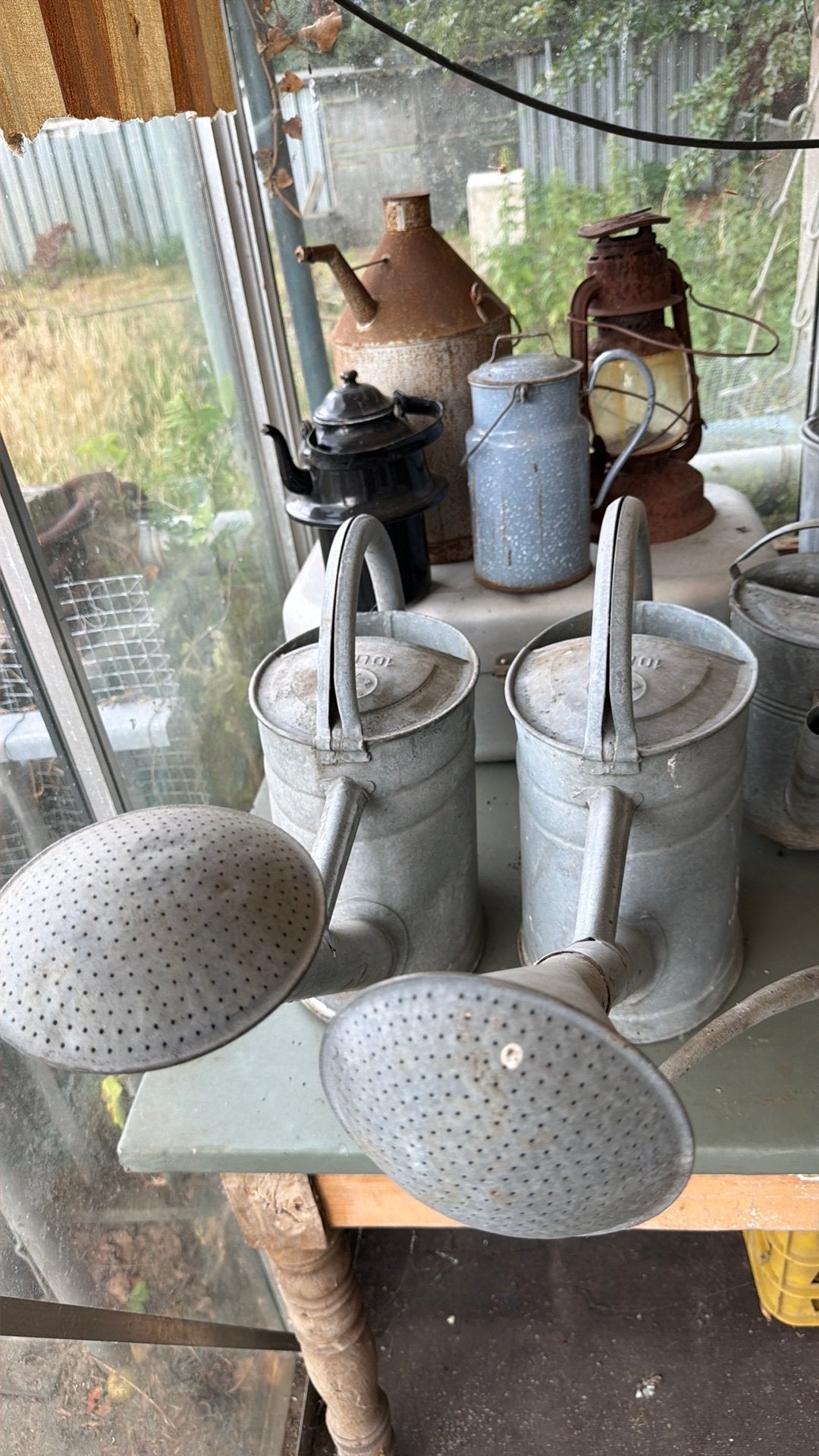Verzameling zinken gieters, kannen, Ophalen