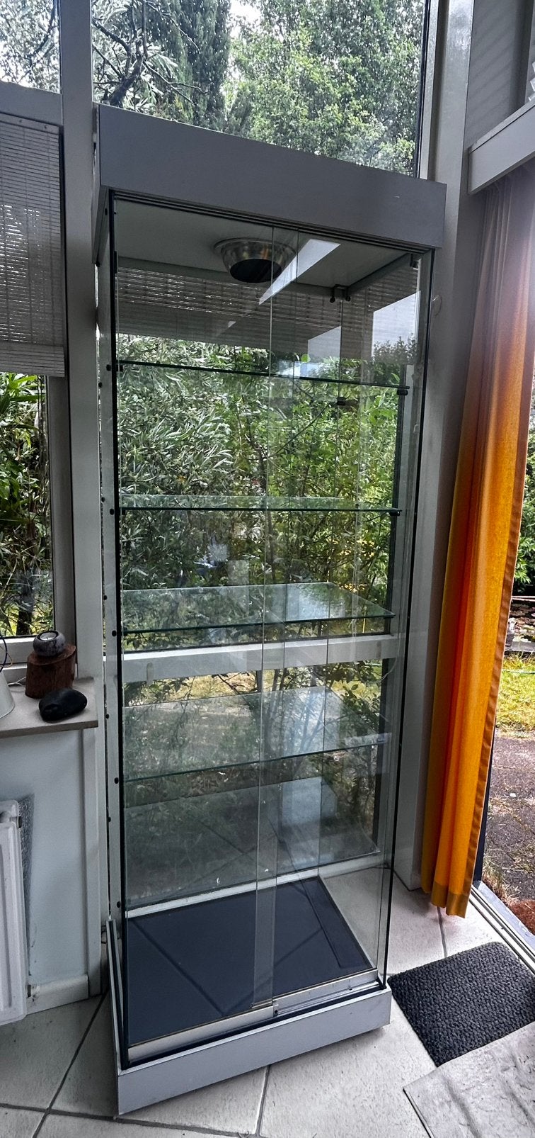 Glazen vitrinekast, Ophalen, Met plank(en), 50 tot 100 cm, 150 tot 200 cm