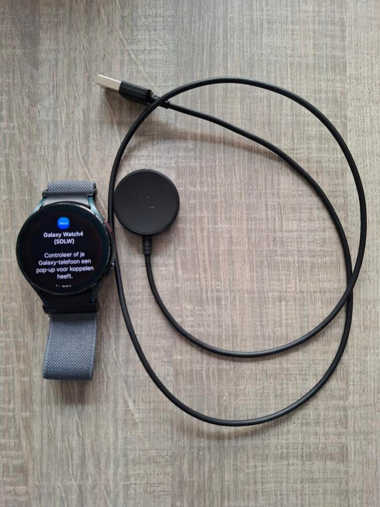 Samsung Galaxy Watch 4 - Zwart/Grijs met Oplader, Sieraden, Tassen en Uiterlijk, Smartwatches, Gebruikt, Conditie, Zwart, Ophalen of Verzenden