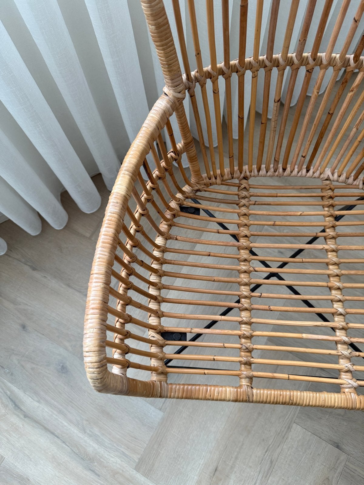2 Stijlvolle rotan stoelen met zwart metalen onderstel, Ophalen, Bruin, Riet of Rotan, Zo goed als nieuw