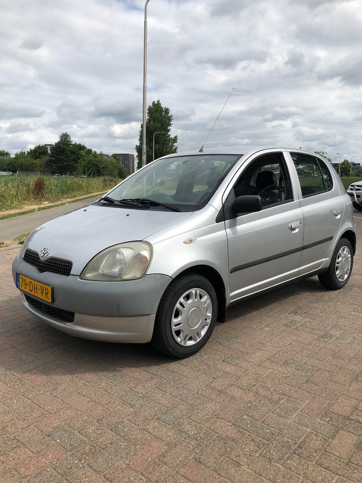 Toyota Yaris 1.0 16V Vvti 5DR 1999 apk tm 7-27. Inruil mog., Auto's, Toyota, Voorwielaandrijving, Stof, Zwart, 4 cilinders