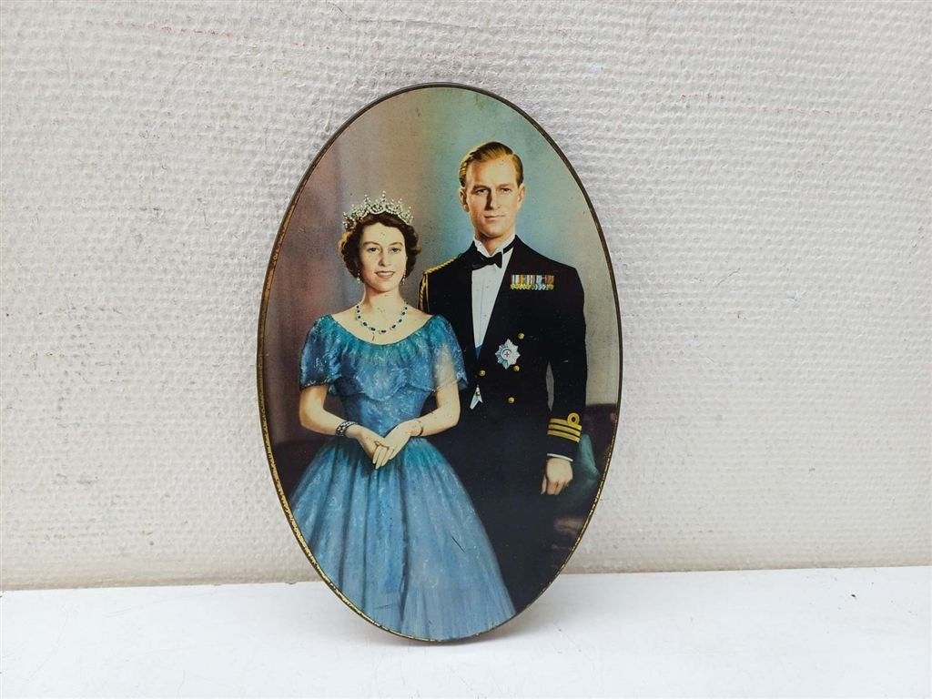 Een ovalen blik van Koningin Elizabeth en Prins Philip 39782, Verzamelen, Ophalen of Verzenden, Gebruikt, Koek(jes)