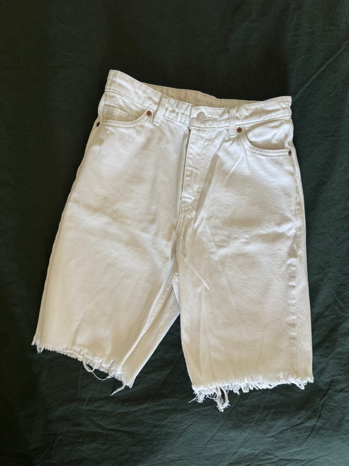 Witte denim Monki jorts van halflange lengte, maat 26 / XS, Ophalen, Kort, Wit, Zo goed als nieuw