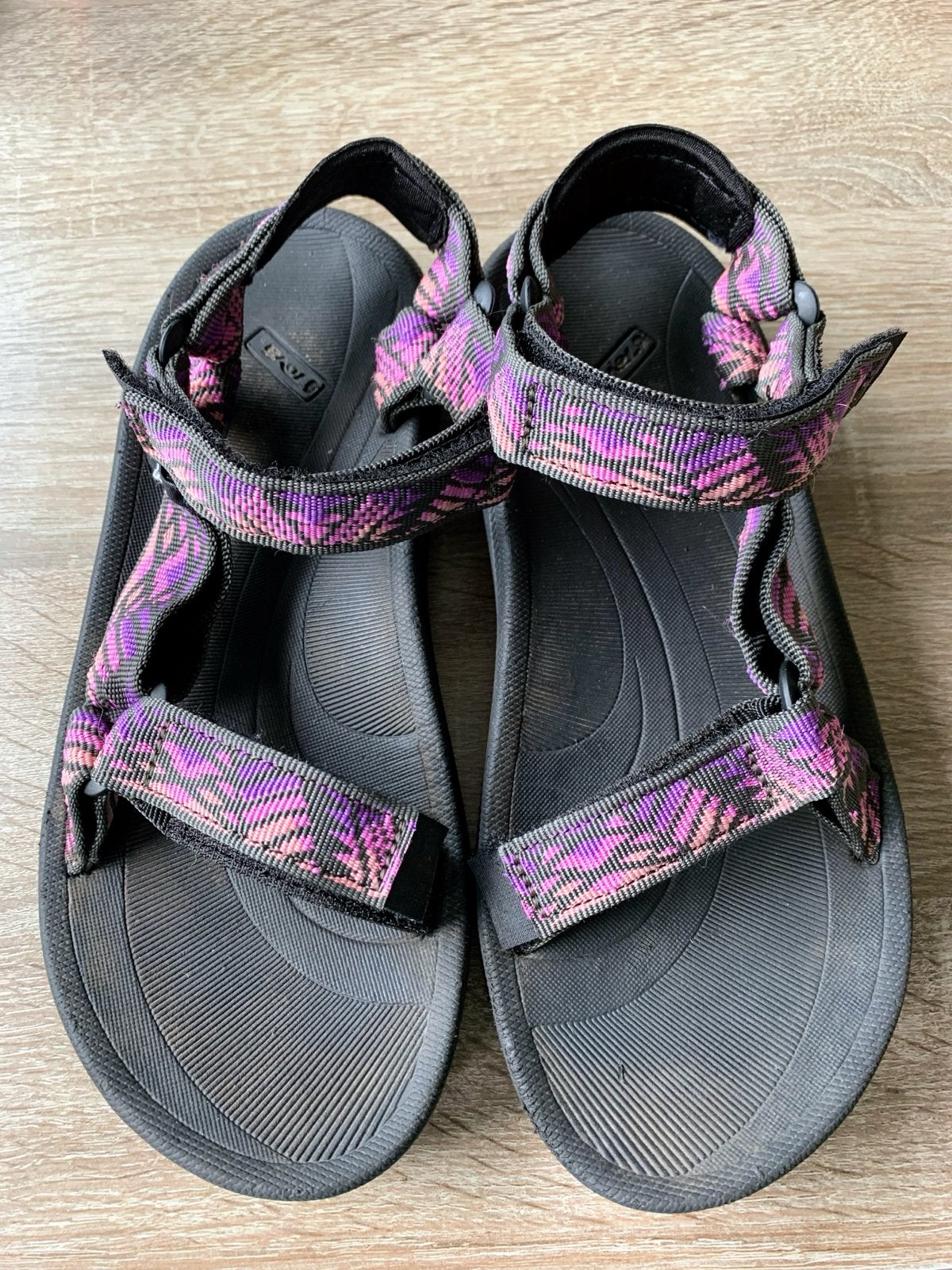 Teva sandalen maat 35 - Zwart met paarse bandjes, Gebruikt, Meisje, Overige typen, Ophalen of Verzenden