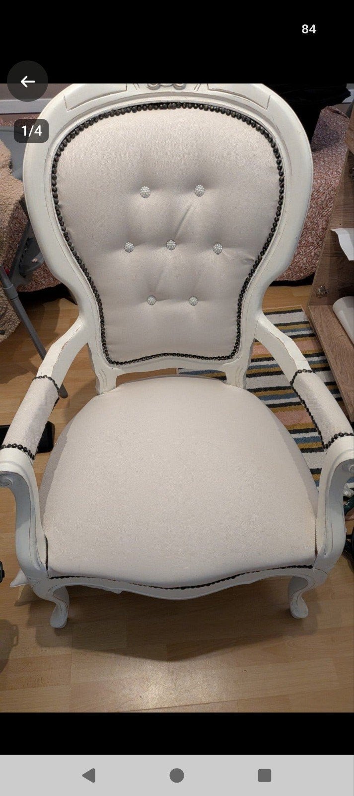 Elegante witte fauteuil met gecapitonneerde rugleuning, Ophalen