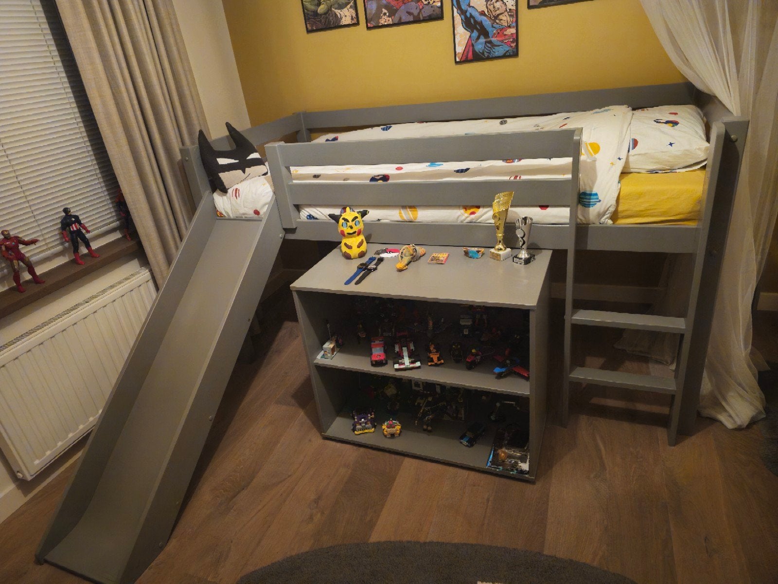 Pino halfhoogslaper grijs met glijbaan en boekenkast, Eenpersoons, Ophalen of Verzenden, Zo goed als nieuw, 90 cm