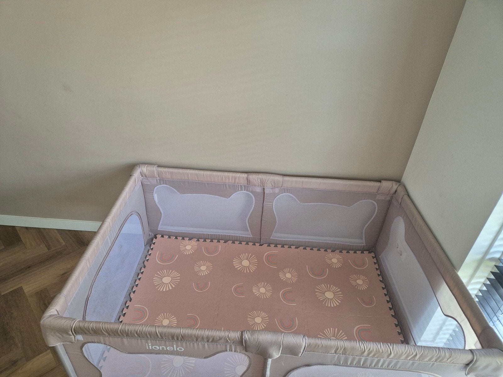 Lionelo Box met Speelmat - Zo Goed als Nieuw, Ophalen, Zo goed als nieuw, Rechthoekig, Boxkleed