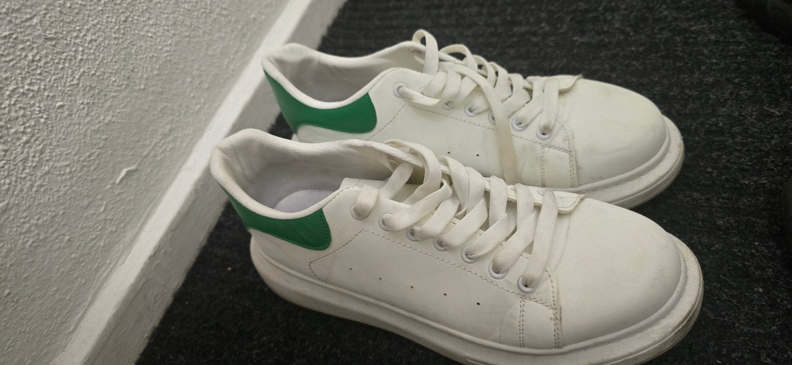 Witte sneakers met groene accenten - Maat 43, Ophalen of Verzenden, Gedragen, Wit, Sneakers of Gympen