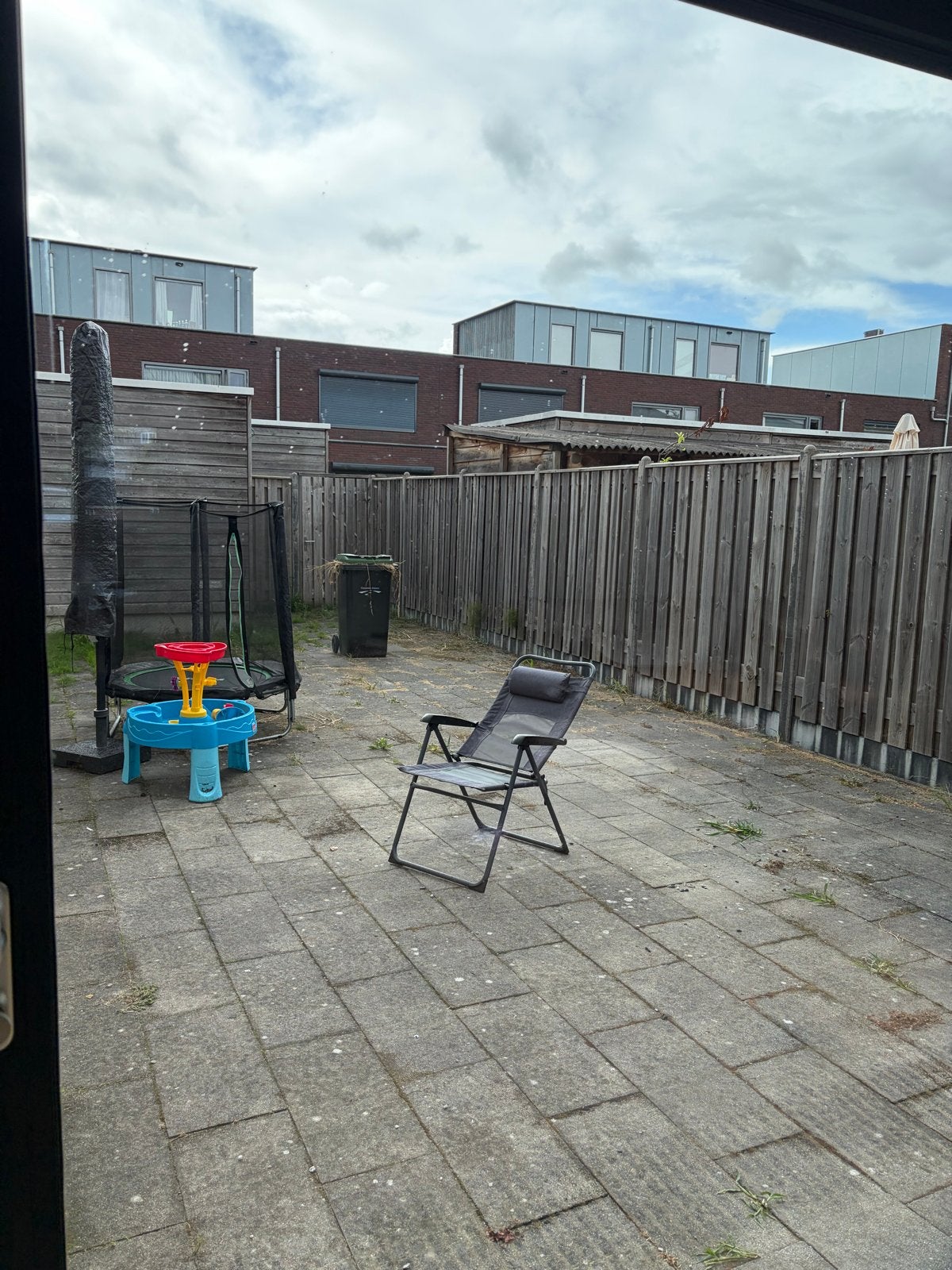 Tuin leeghalen en tegels gratis mee te nemen, Ophalen, Gebruikt