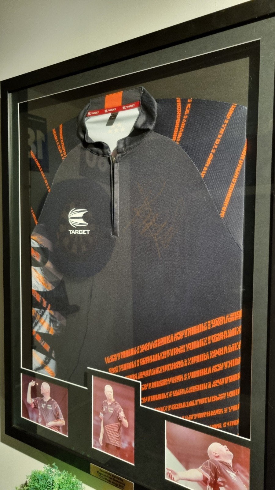 Gesigneerd/ingelijst dartshirt Raymond van Barneveld, Verzamelen, Ophalen, Gebruikt, Overige sporten, Shirt