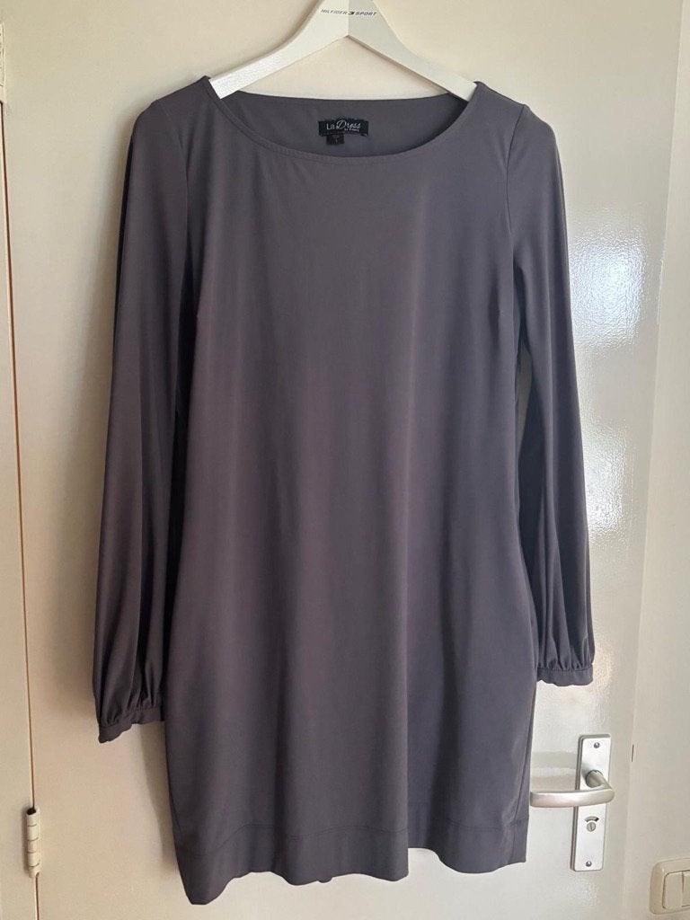 LaDress jurkje Blake - travelstof - taupekleur in maat large, Kleding | Dames, Verzenden, Maat 42/44 (L), Zo goed als nieuw, LaDress
