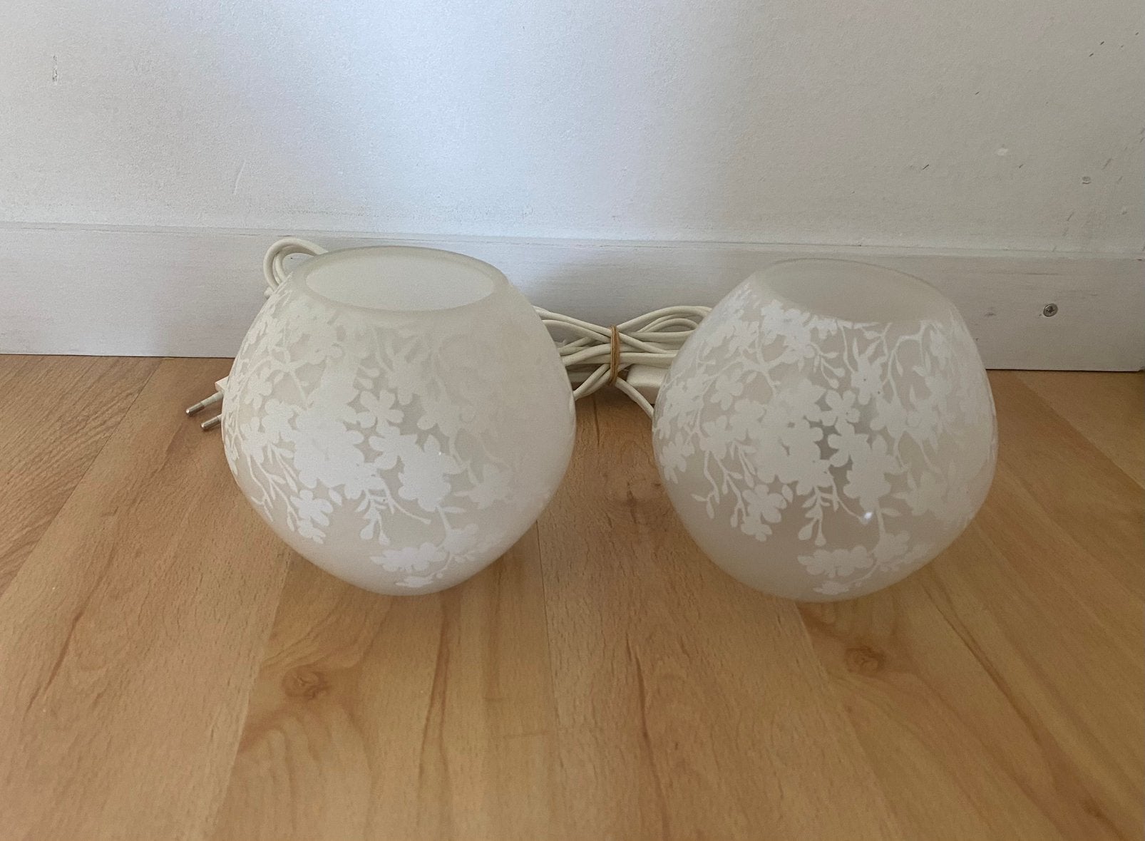 2 IKEA glazen bollampjes melkglas., Ophalen of Verzenden, Zo goed als nieuw, Minder dan 100 cm