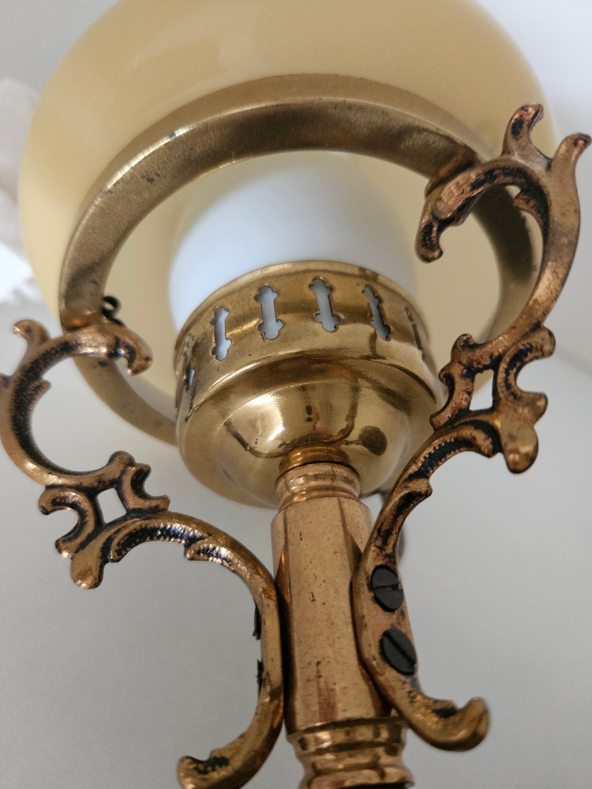 Antieke messing wandlamp met glazen kapje, Antiek en Kunst, Antiek | Lampen, Ophalen