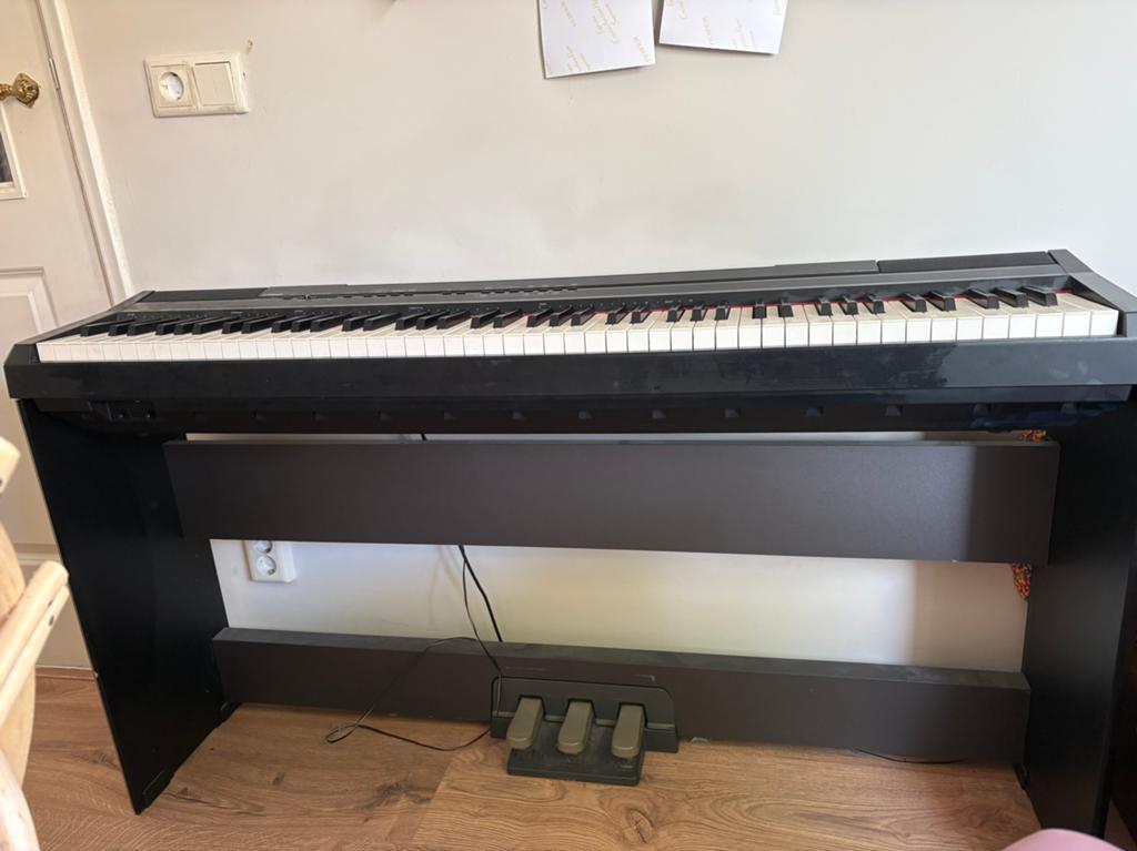 Yamaha P-105 digitale piano met 88 gewogen toetsen, Gebruikt, Zwart, Digitaal, Ophalen of Verzenden