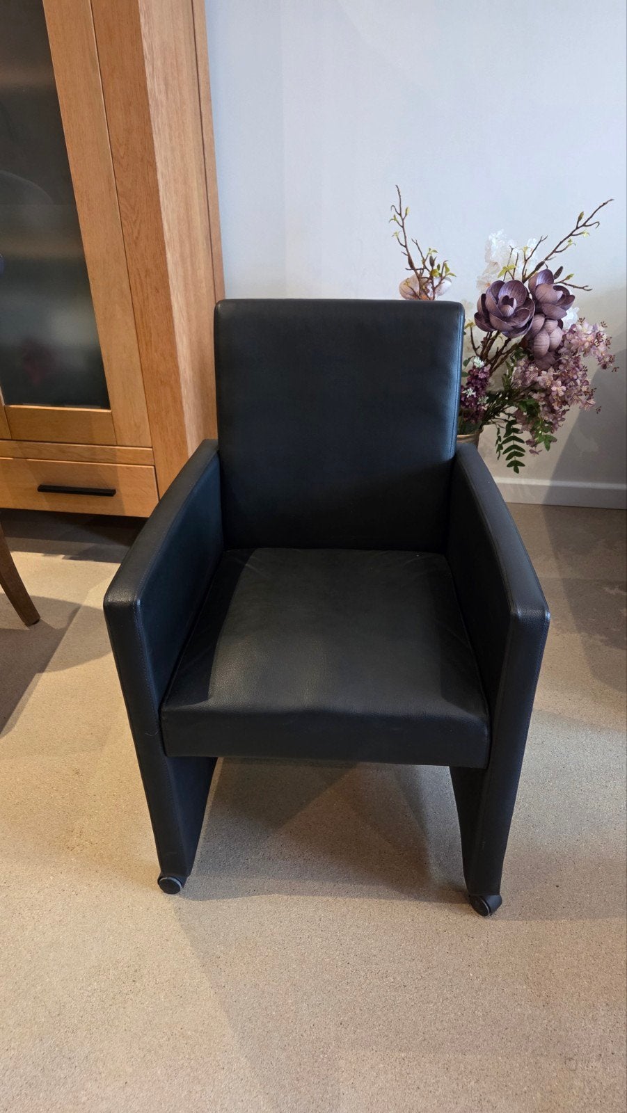 2 Zwarte Kunstlederen Stoelen met Wieltjes, Huis en Inrichting, Overige materialen, Gebruikt, Twee, Zwart