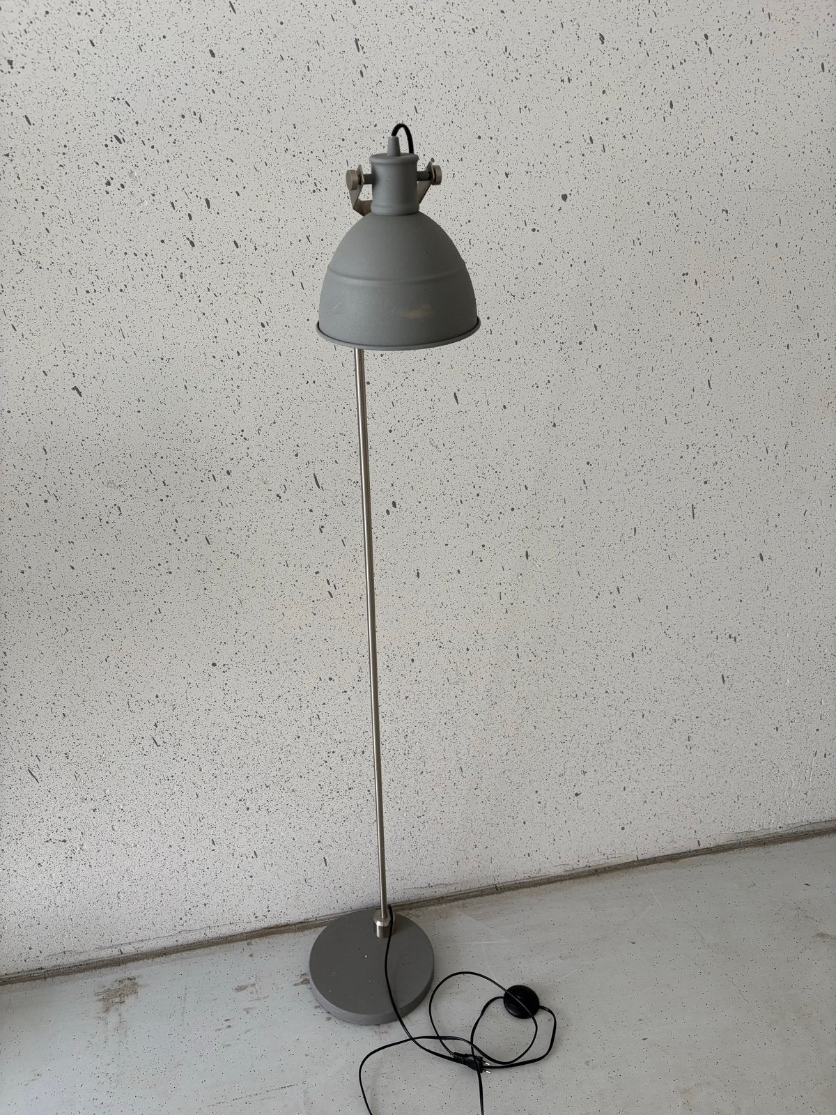 Grijze vloerlamp met industriële look, Gebruikt, Metaal, 150 tot 200 cm, E27 (groot)