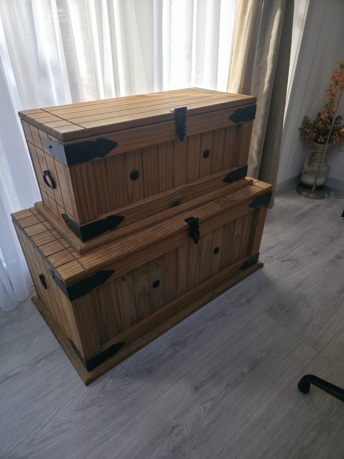 Set van 2 houten kisten met metalen beslag, Huis en Inrichting, Overige houtsoorten, 50 – 75, Gebruikt, 100 tot 150 cm