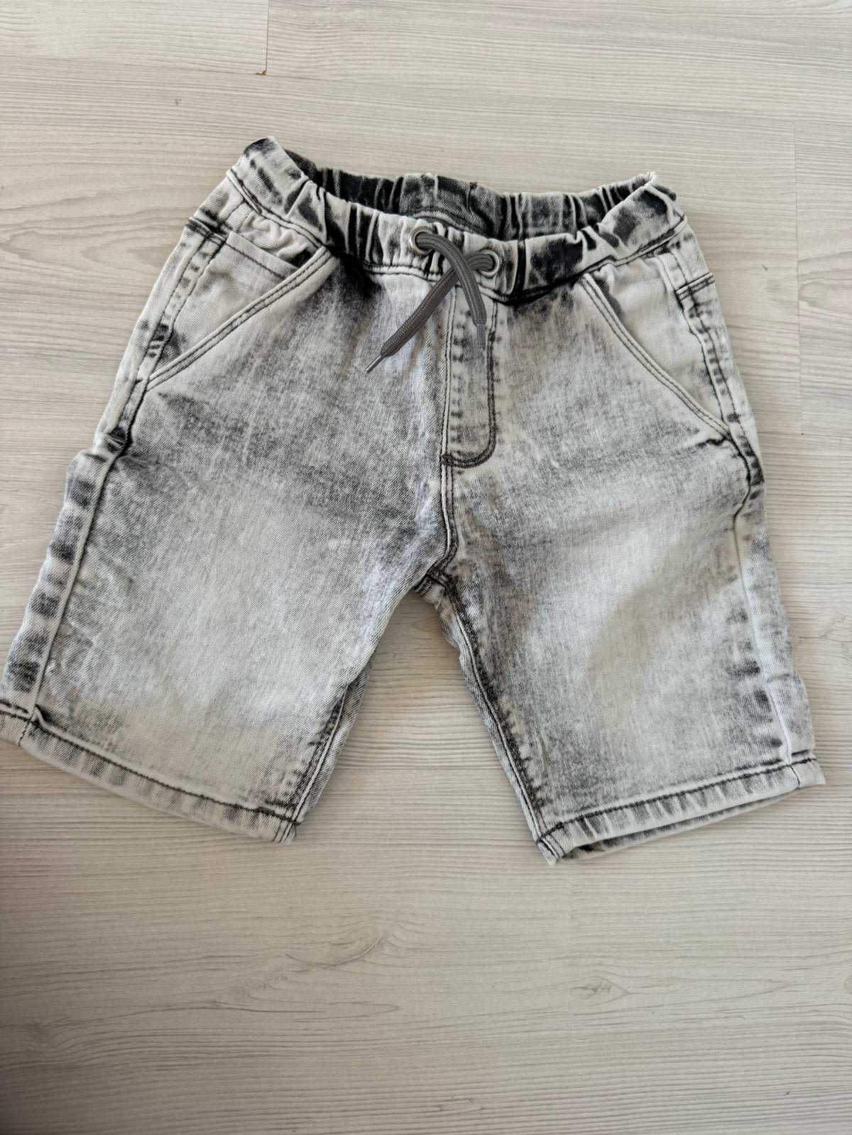 Stoere korte broek jongen maat 122/128 grijs, Kinderen en Baby's, Ophalen of Verzenden, Zo goed als nieuw, Jongen, Broek